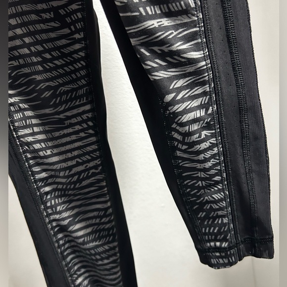 Lululemon Leggings Grey and Black with mesh insets. Size 4
Offers welcome! - Picture 6 of 7